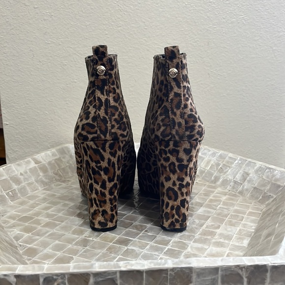 BCBG animal print wedge heel ankle boot. Size 9 - Picture 4 of 5